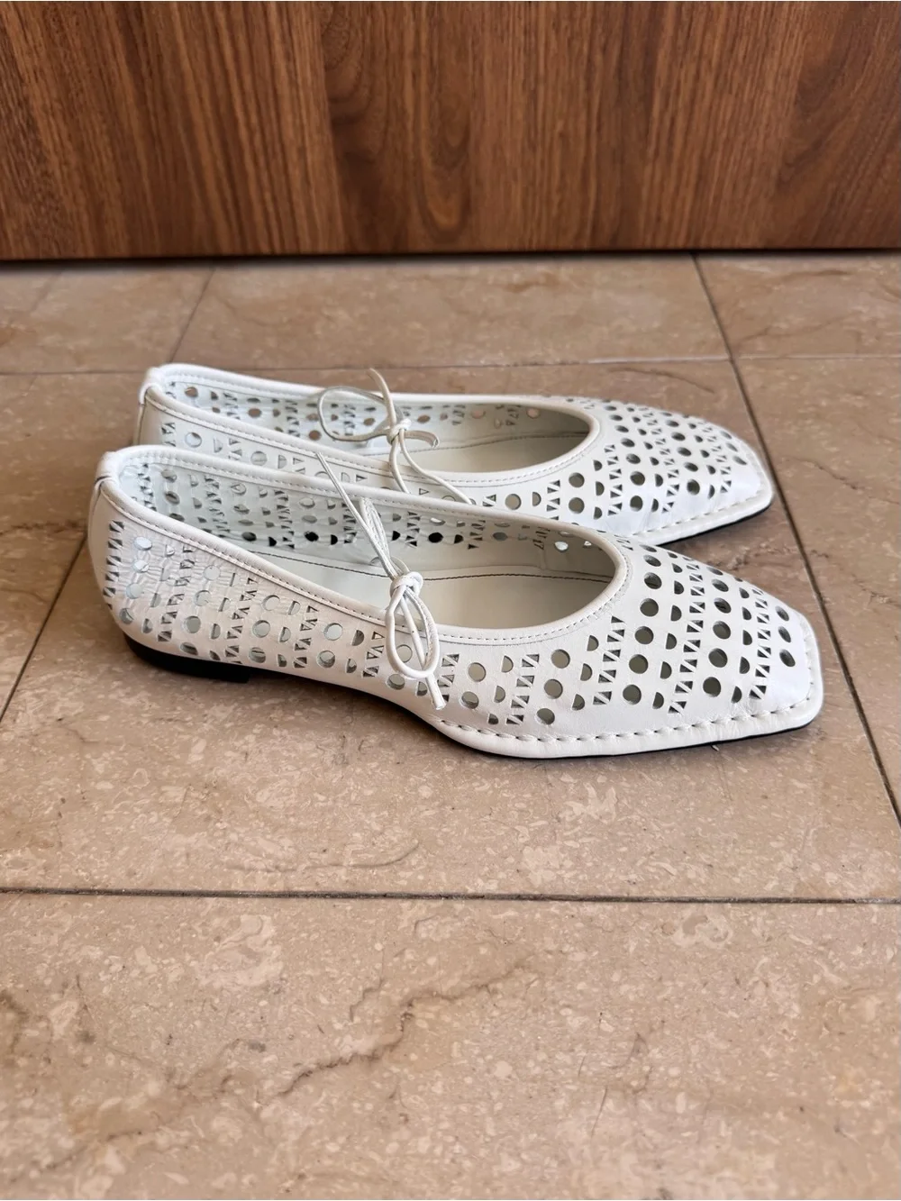 ALOHAS Sway Slit White Leather Ballet Flats